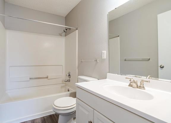 Bathroom With Bathtub at Brookside Pointe Apartments, Travelers Rest, 29690