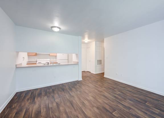 Unfurnished Living Area at Carolina Springs Apartments, Carrboro, NC, 27510