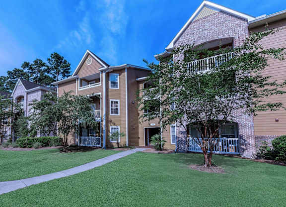 Community Exterior and Green Walkways at Cross Creek Apartments, Beaufort, 29906