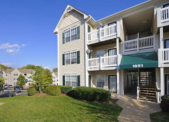 Building Exterior at Summerland Heights, Woodbridge, VA 22191  