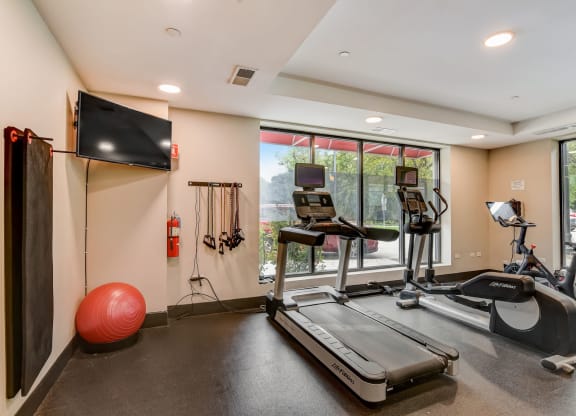 the gym at the preserve apartments at Clarendon Hills 229, Clarendon Illinois