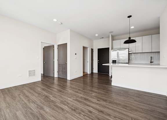 Open-concept layout at Highpoint Buena Park on Broadway featuring a modern kitchen, spacious living and dining areas, and oversized windows in a luxury apartment near Montrose Beach in Chicago’s Buena Park neighborhood