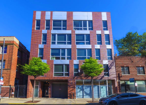 Four-story apartment building at Highpoint Buena Park on Broadway with modern brick façade, located near Wrigley Field, Montrose Beach, and the Sheridan Red Line Station in Chicago’s Buena Park neighborhood