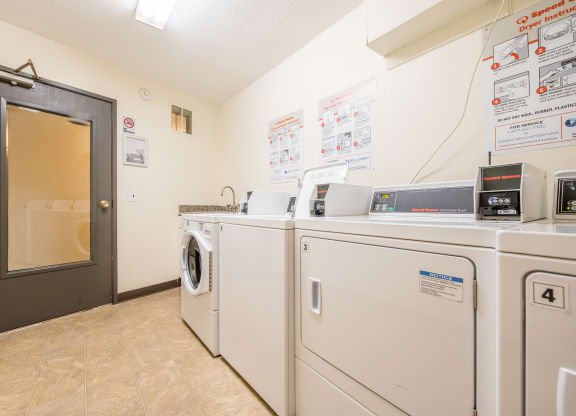 a laundry room with washers and dryers at Heritage Hills Apartments, Minnesota, 55437