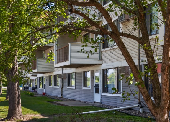 the building where the motel is located at Heritage Hills Apartments, Bloomington, Minnesota