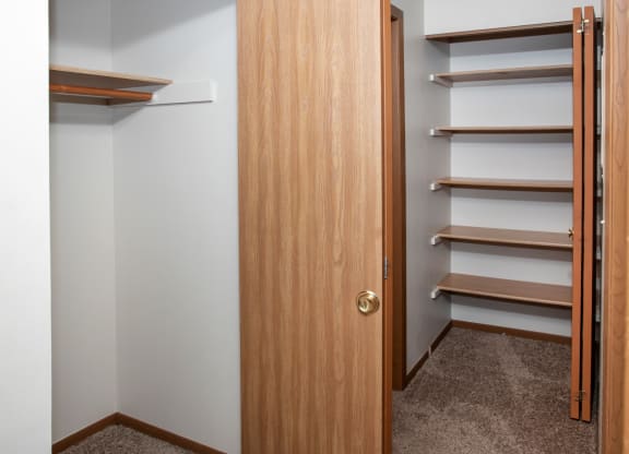 Classic 2 bedroom, 1.5 bath, lots of closet space at Cinnamon Ridge Apartments, Eagan, MN, 55122
