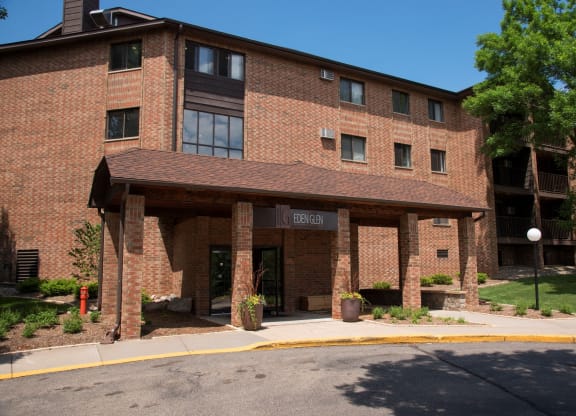 Welcome to Eden Glen Apartments in Eden Prairie, MN Exterior