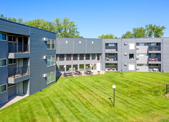at Hillsborough Apartments, Roseville, 55113