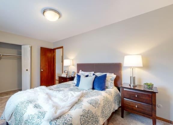 a bedroom with a large bed and two night stands with lamps
