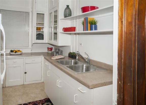 Breton Apartments in Minneapolis, MN Kitchen