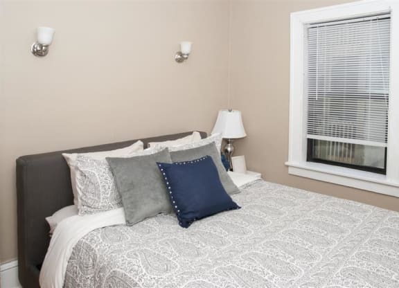 Breton Apartments in Minneapolis, MN Bedroom