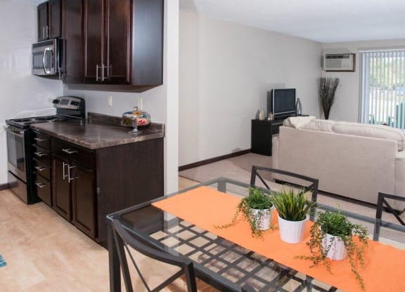 Eat-in Kitchens at Shoreview Grand, Shoreview, MN