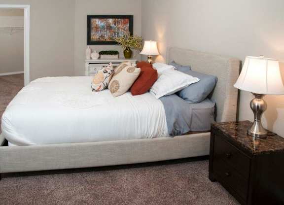 Cozy Comfortable Bedroom at Overlook on the Creek, Minnetonka