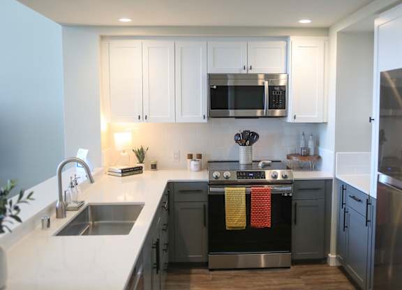 Kitchen with stovetop oven at 888 Fourth Street Apartments, LLC, Santa Rosa, CA, 95404