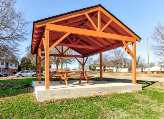 Picnic Area at Trails Corner Apartments, North Carolina, 27610