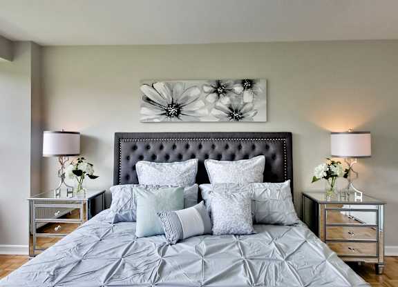 a bedroom with a bed and two nightstands with lamps