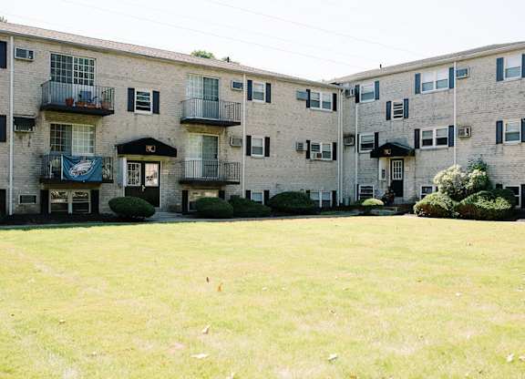 Lush Green Landscape at Krewstown Park Apartments, Philadelphia, 19115