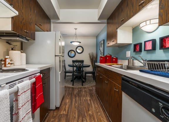 Elegant Kitchen at Knottingham Apartments in Clinton Township, MI