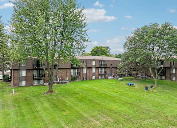 Expansive green space at Drawbridge Apartments in Harrison Township, MI.
