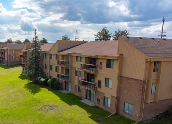 Building Exterior at Franklin River Apartments, MI 48034