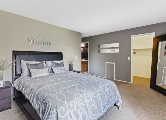 Bedroom at Franklin River Apartments, Michigan
