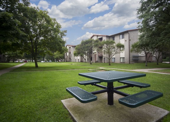 Outdoor picnic areas with courtyard views at Woodland Villa Apartments in Westland