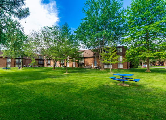 Courtyard view at Drawbridge Apartments, Michigan 48045