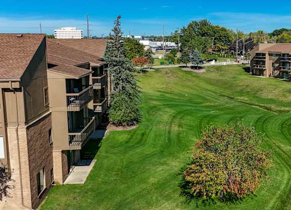 Garden And Lawn View at Franklin River Apartments, Michigan