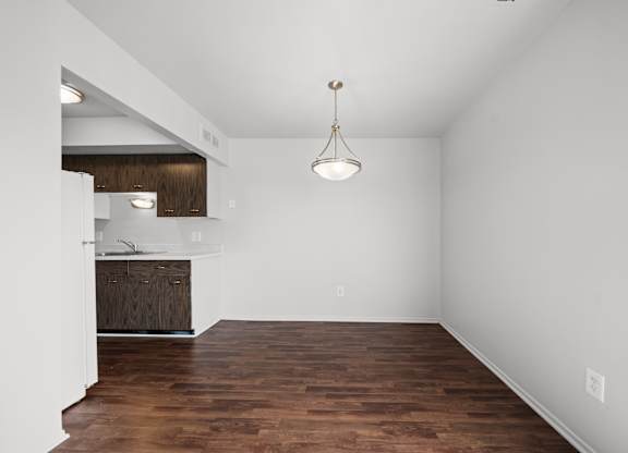 Spacious dining room area ta Knottingham Apartments in Clinton Township, MI.