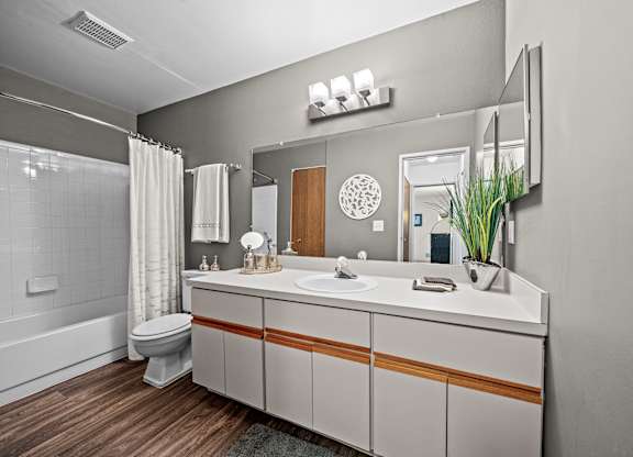 Full Bathroom at Park Lane Apartments, Southfield, 48033