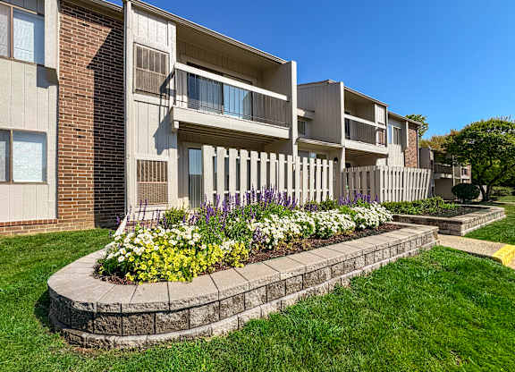 Exterior building at Three Oaks Apartments, Troy, MI