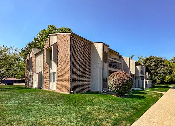 Exterior building at Three Oaks Apartments, Troy, MI