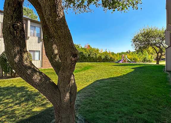 Expansive Greenspace at Three Oaks Apartments in Troy, MI