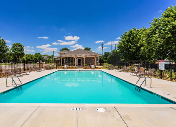 Sparkling Pool at Chariot Pointe Apartments, Tennessee, 37130