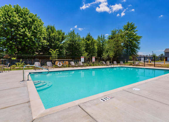 Pool at Chariot Pointe Apartments, Murfreesboro