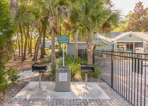 Dominium-Enclave at Pine Oaks-Grilling Area