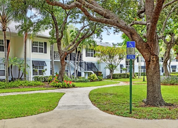 Dominium-Groves of Delray-Exterior