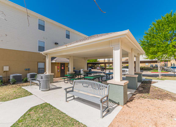 Dominium-Kinwood-Picnic and Grilling Area