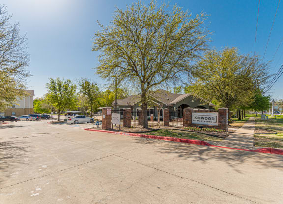 Dominium-Kinwood-Property Entrance