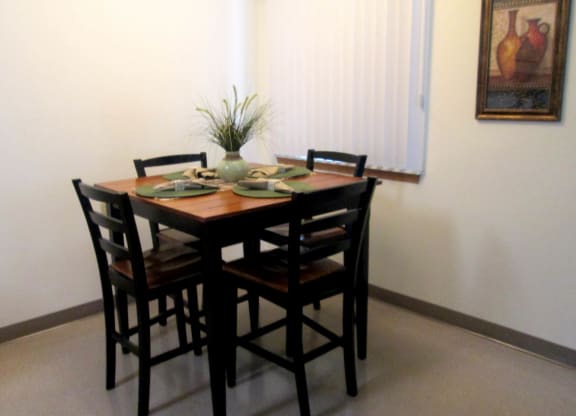 Mossy Oaks_Model Dining Room