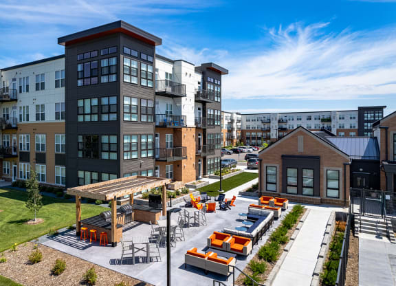 Dominium-Oasis at Twin Lakes-Community Patio