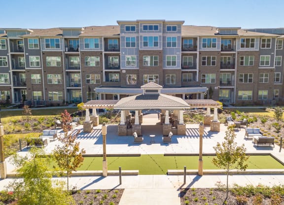 Dominium-Preserve at Peachtree Shoals-Aerial Courtyard