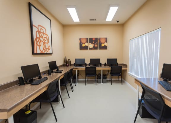 Silver Glen_Business Center