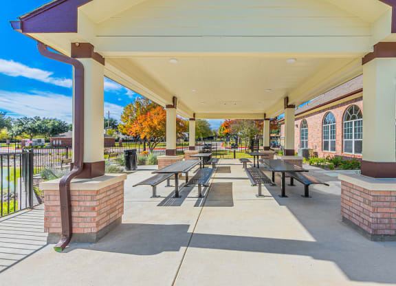 Dominium_Hickory Manor_Outdoor Picnic Pavilion