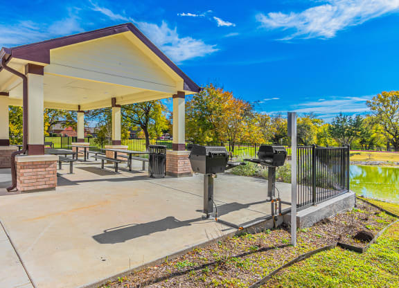Dominium_Hickory Manor_Outdoor Picnic Pavilion