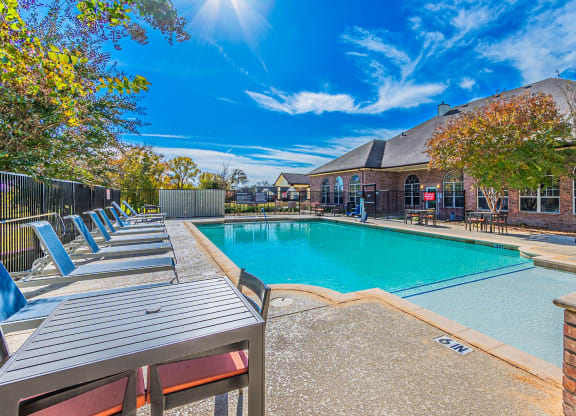 Dominium_Hickory Manor_Outdoor Swimming Pool