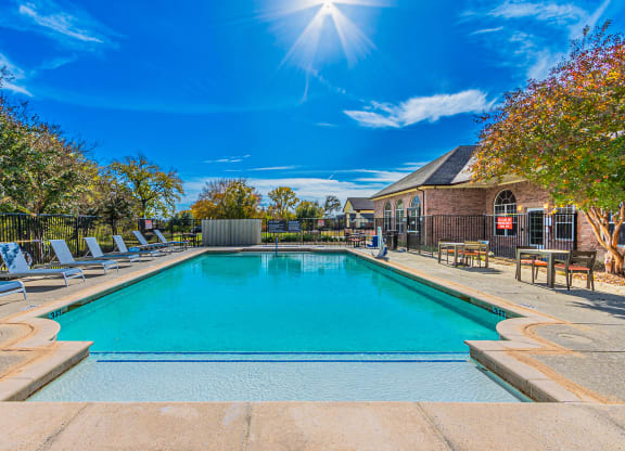 Dominium_Hickory Manor_Outdoor Swimming Pool