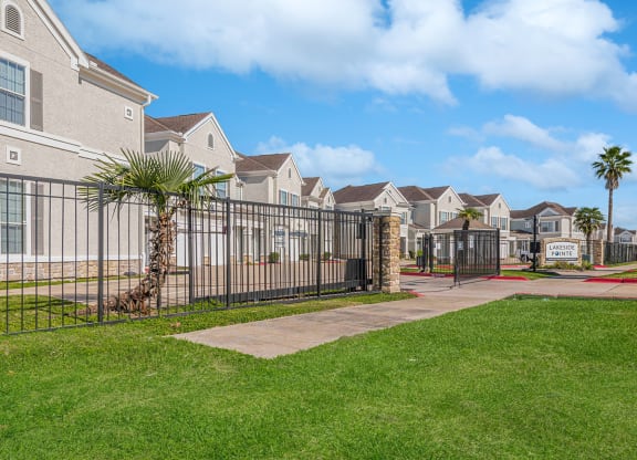 Outdoor area at Lakeside Pointe Apartments & Townhomes, Pearland, 77584