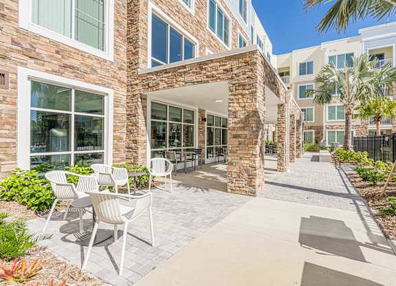 Exterior community at Sandpiper Glen 62+ Apartments, Orlando