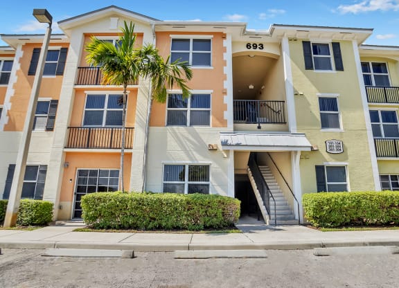 Dominium_Village at Delray_Apartment Building Exterior